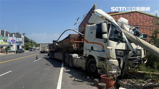 苗栗砂石車逆撞3電桿！車頭凹陷慘況曝