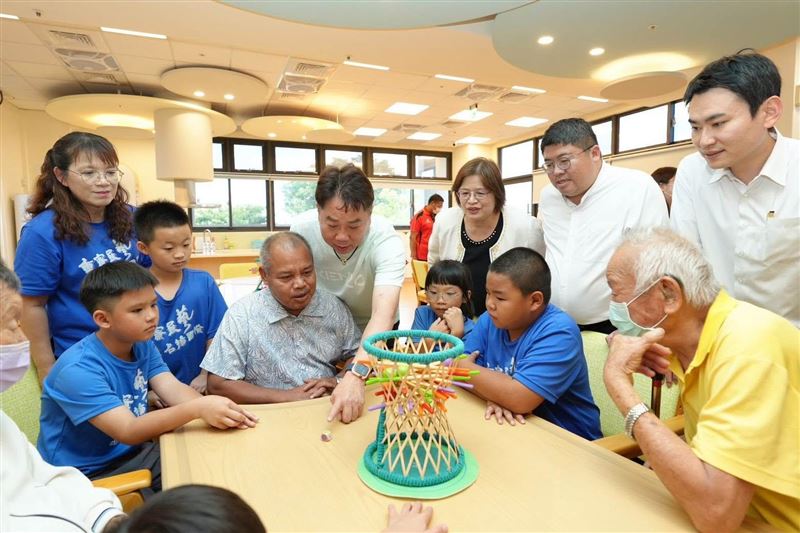 翁章梁宣布65至69歲中低收入戶健保費全免,蔡易餘支持「弱勢優先、照顧不等待」