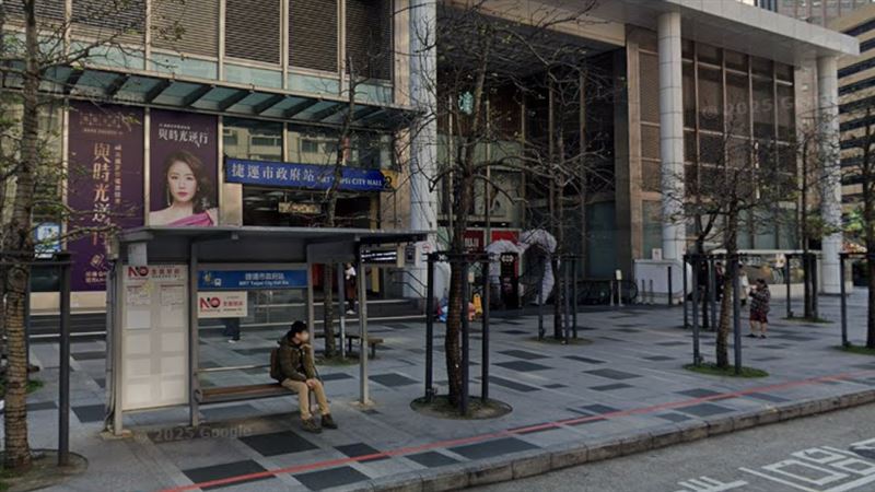 信義商圈2座負壓式吸菸室啟用。(圖/Google map)