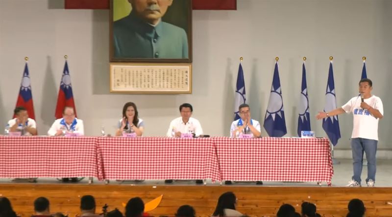 國民黨台南市議員盧崑福當場大罵,國民黨自私、沒檢討,「我們國民黨今天被人家嫌成這樣臭酸,不是沒有理由!」讓國民黨主席鄭麗文露出苦笑(圖/翻攝畫面)