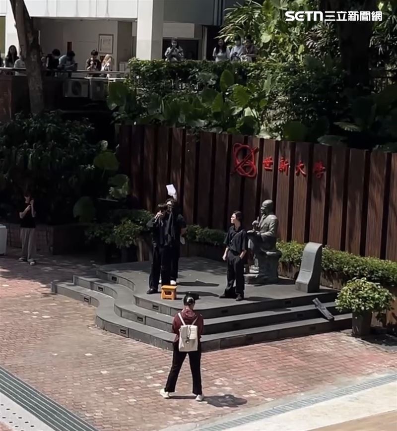 自發成立的「世新大學學權前進陣線聯盟」拉開標語,總召林承熙手持擴音器發言。(圖/世新大學學生提供)