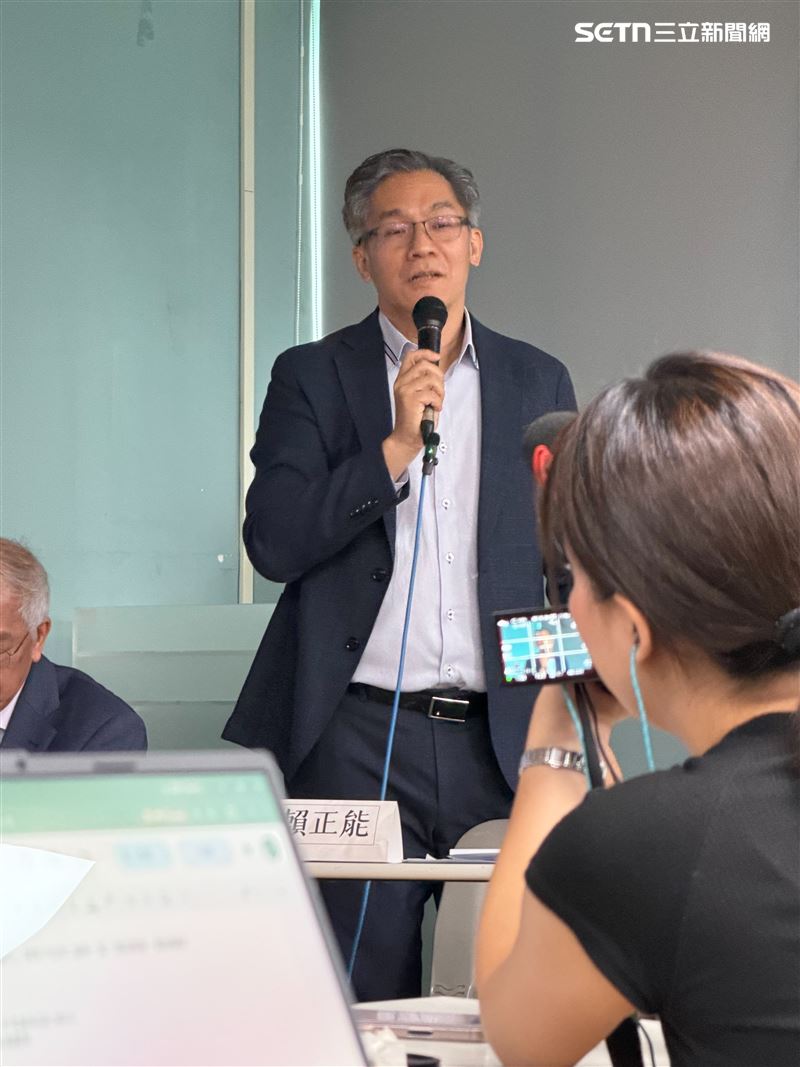 爭議迅速蔓延至教學專業資源的長期匱乏。世新長年以傳播與影視專業為招牌,但學生長期飽受 Adobe 專業軟體授權模式的困擾。圖為副校長賴正能,在回答學生題時神情顯得不耐。(圖/世新大學學生提供)