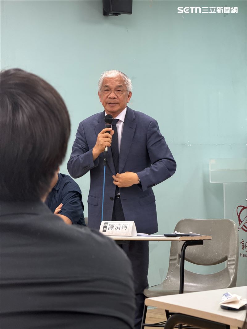這場校務風暴的引爆點,始於本學期正式上路的系所行政改組。過去,世新各系所均設有獨立系辦公室與專責秘書,承接學生從選課、抵免、學籍審查到畢業資格判定的第一線諮詢。圖為校長陳清河。(圖/世新大學學生提供)