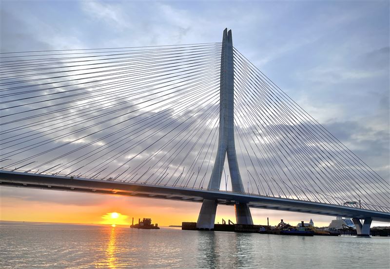 包船遊覽淡江大橋。(圖/傑森行銷提供)