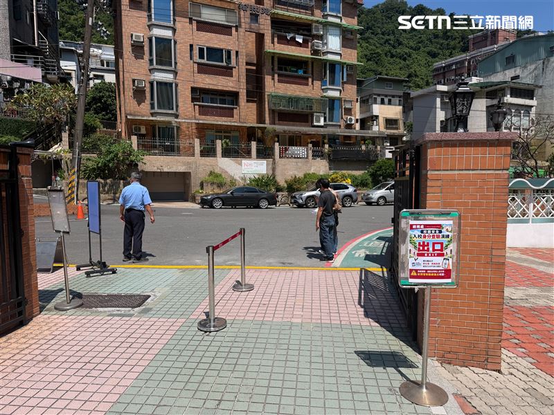 駐守門口的校方人員與警衛嚴格執行前一日晚間甫公告的「入校身分查驗演練」,進入校園的學生與教職員必須掏出學生證或相關證件受檢。(圖/世新大學學生提供)