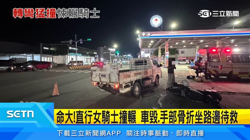 台南一輛小貨車,疑未打方向燈且未禮讓直行機車,雙方發生碰撞,貨車駕駛恐因兩項違規最高挨罰5400元