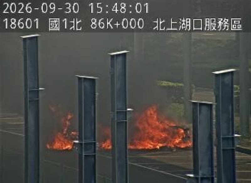 轎車全面燃燒,成一堆廢鐵。(圖/翻攝畫面)