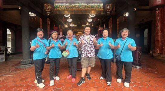 為新莊媽每天做早晚課40年的誦經師姐們。(圖/寶島神很大提供)