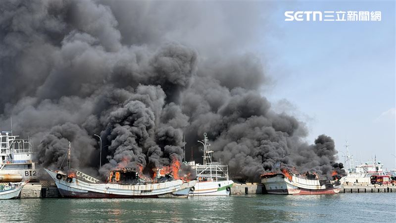 將「金宏榮」及「金佶利」2艘船牢牢固定的繩子不耐高溫應聲斷裂,著火的船迷航亂飄至對岸,最後波及一艘才花費數百萬元整修好的新船。(圖/翻攝畫面)