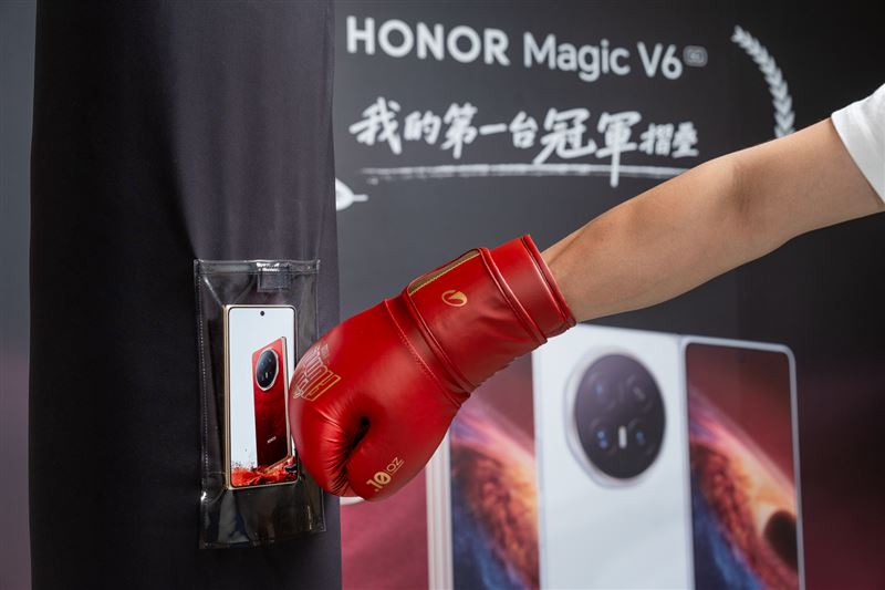 HONOR Magic V6外螢幕搭載HONOR黑鑽螢幕,抗摔、防刮、耐磨程度皆大幅提升