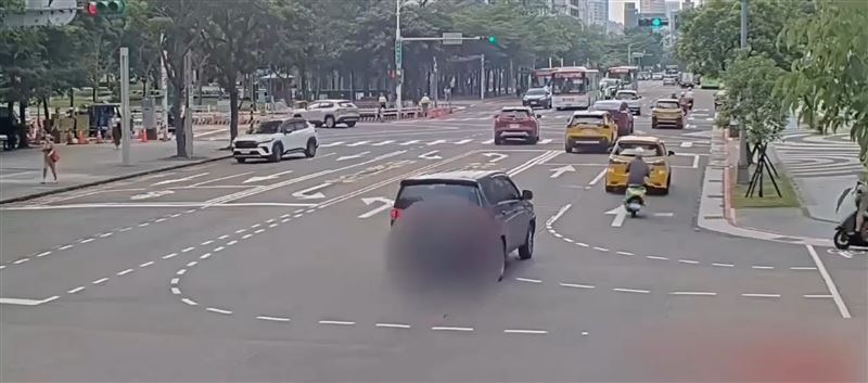 男子驚覺對方已報警處理後,竟直接跳上車加速駛離現場。(圖/翻攝畫面)