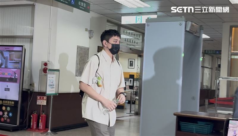 王大陸面對法官連番提問,回答問題時引來法庭內一陣笑聲。(圖/記者楊佩琪攝)