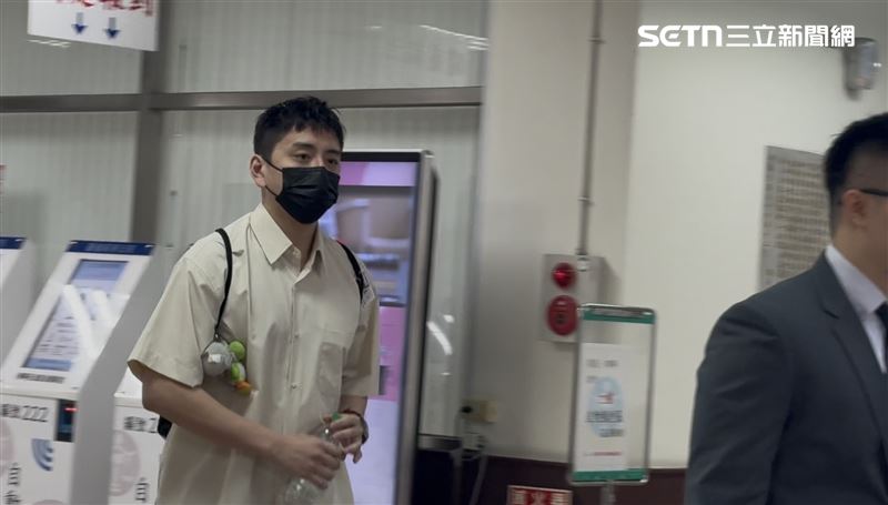 違反個資法案二審高等法院首度開庭,王大陸在律師陪同下低調出庭。(圖/記者楊佩琪攝)