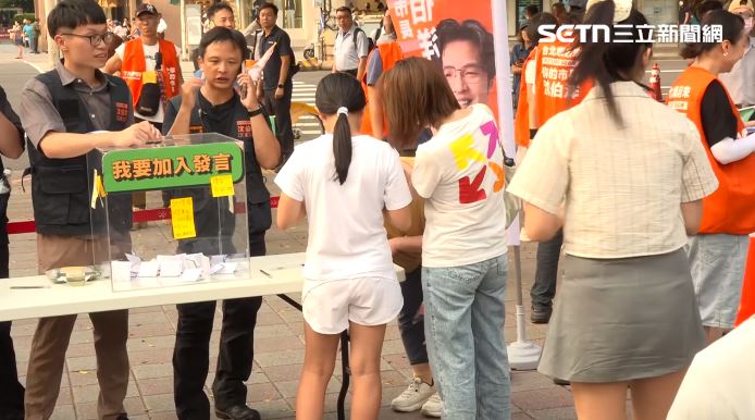 沈伯洋肥皂箱活動,民眾正在填寫發言單。(圖/翻攝畫面)