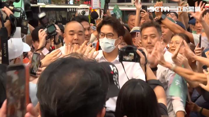沈伯洋戴口罩現身小巨蛋,支持者夾道歡迎。(圖/翻攝畫面)