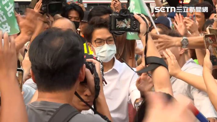沈伯洋戴口罩現身小巨蛋　現場人潮曝光了
