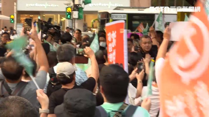 沈伯洋戴口罩現身小巨蛋,現場人潮曝光。(圖/翻攝畫面)