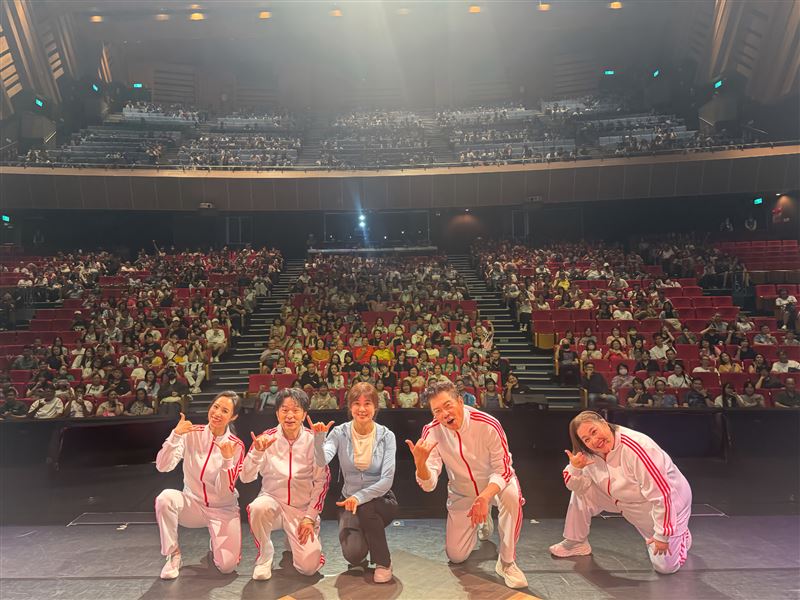 邱沁宜（中）首度擔任《英雄所賤略同》「巡演大賤客」，演出結束後與曾國城、唐從聖、鍾欣凌、康茵茵及滿場台中觀眾留下紀念合影，笑聲一路從台上延續到謝幕。（圖／英雄會文創劇團提供）