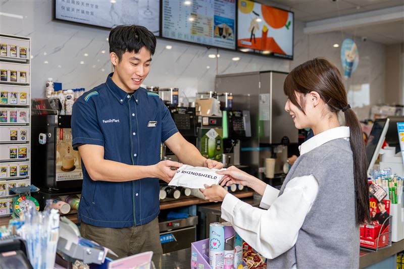 全家串聯犀牛盾推動「RHINOLOOP®循環進化行動」,首次參與還可現領價值500元的犀牛頓「循環啟動券」。(圖/品牌業者提供)
