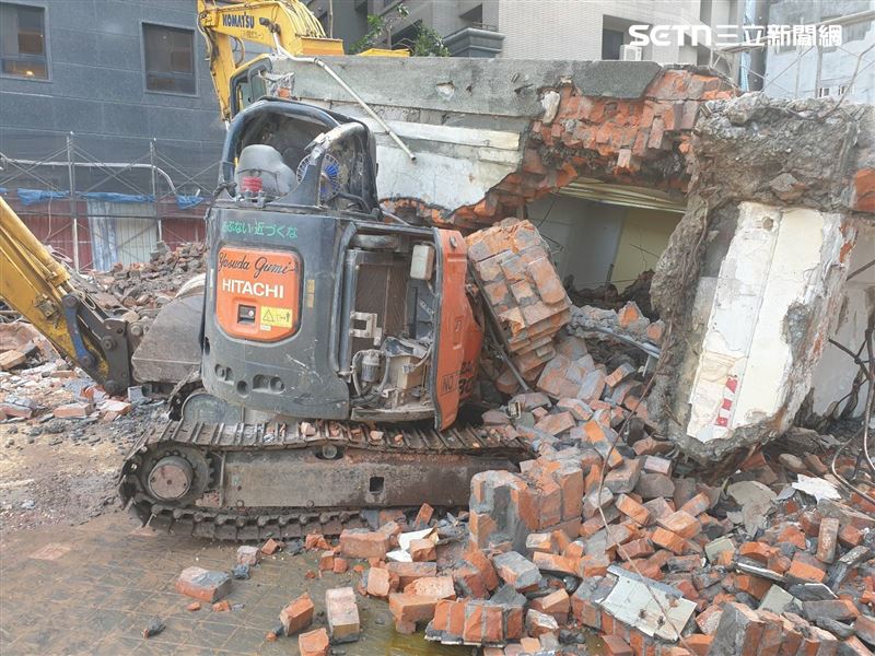 北市貴陽街二段建築工地牆面倒塌壓毀怪手,造成工人雙腿膝蓋變形。(圖/翻攝畫面)