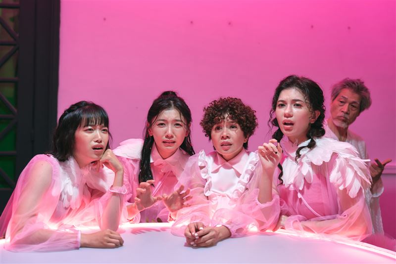 奇幻愛情喜劇《新手上路》于子育(中)角色造型可愛獨特,連女主角陳意涵都指定下訂。(圖/文策院與四方四隅提供)