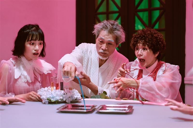 奇幻愛情喜劇《新手上路》于子育(右)飾演註生助理,肩負新生命順利誕生的任務。(圖/文策院與四方四隅提供)