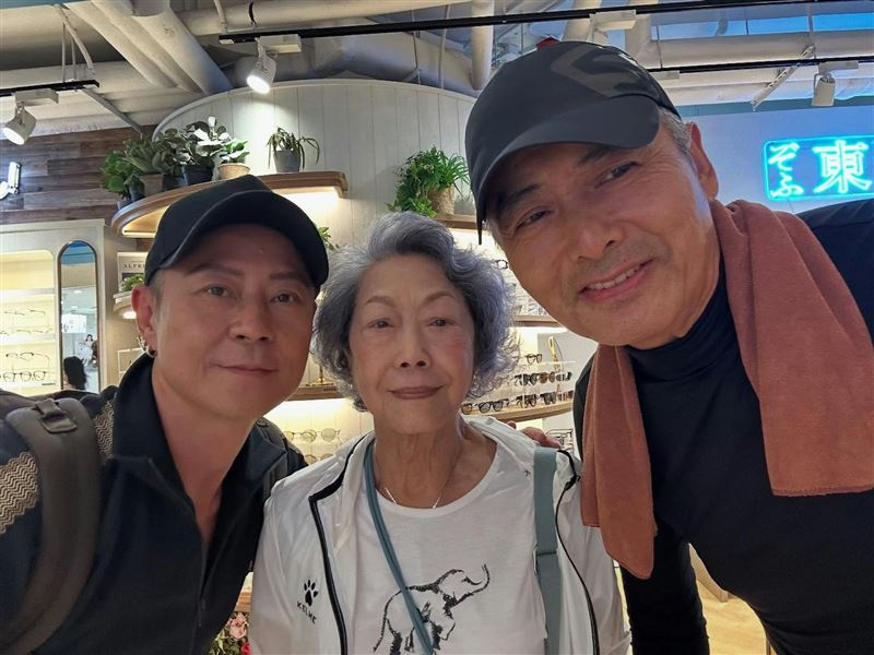 白茵(中)與周潤發(右)私下感情相當好。(圖/翻攝自微博)