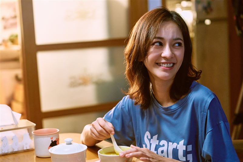 奇幻愛情喜劇《新手上路》女主角陳意涵劇中意外懷孕成了新手媽媽。(圖/文策院與四方四隅提供)