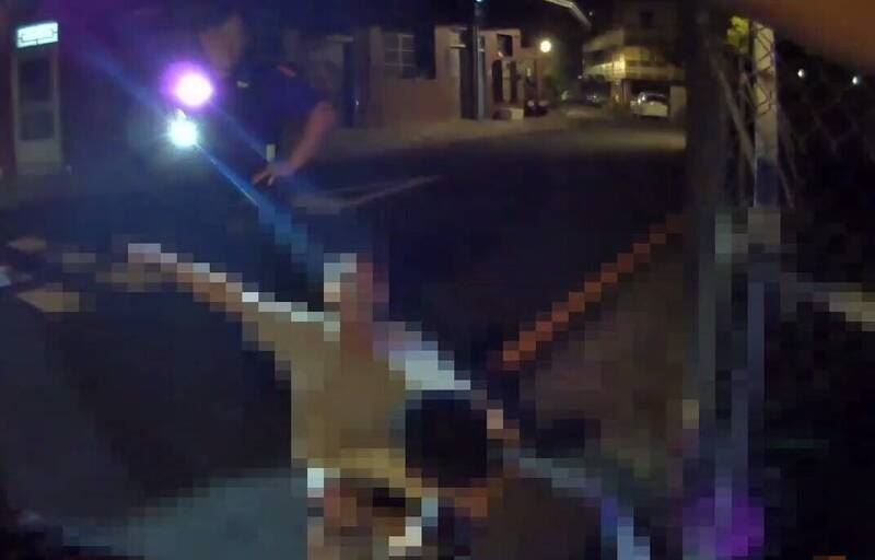 20人當街持棒互毆,遭警方壓制送辦。(圖/翻攝畫面)