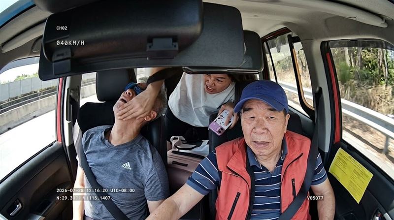 66歲李姓計程車司機突然發病陷入昏迷,乘客連忙拍打司機手臂與臉頰試圖喚醒對方,但司機始終沒有回應。(圖/翻攝自Threads)