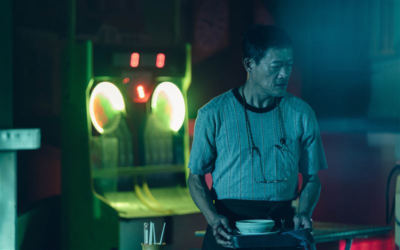 鄧金煌在《黑白清道夫》中飾演其中一名角色是甜不辣攤位老闆。(圖/什一影視提供)