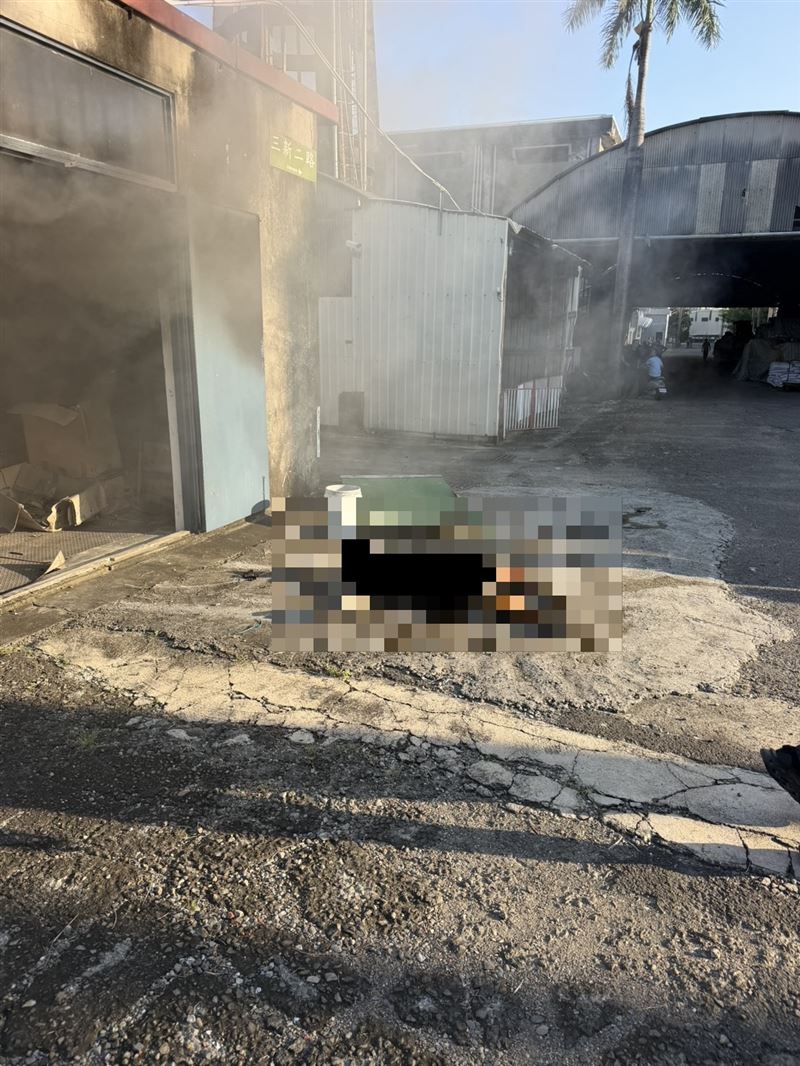 某工廠內配電箱因不明原因竄出火勢濃煙。(圖/翻攝畫面)