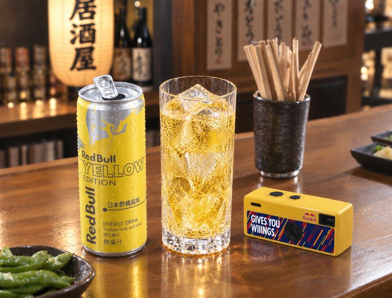 Red Bull攜手全台居酒屋推出「Red Bull Yellow Lime Sour紅牛酢橘風味沙瓦」,到居酒屋購買Red Bull Yellow Eiditon或調飲任選2杯/罐,即可獲得Red Bull迷你鑰匙圈相機乙個。(圖/品牌業者提供)