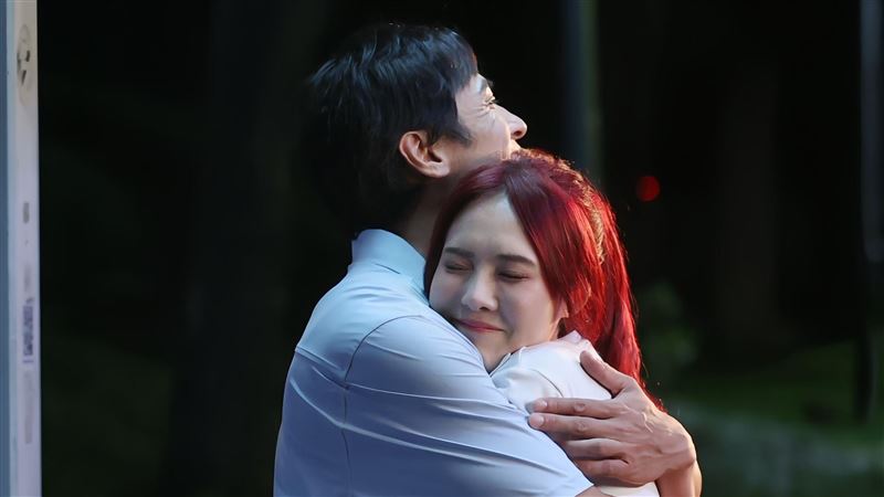 不是結婚4年總裁尪 吳申梅緊摟大咖影帝