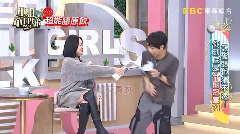 派翠克(右)表演花式紙飛機大落漆,小S一怒之下潑他熱水。(圖/翻攝自YouTube@小姐不熙娣頻道)
