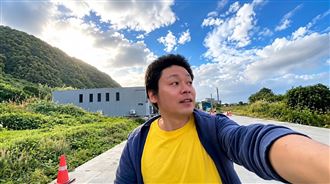 日網紅綠島無照騎車！未戴安全帽單手自拍