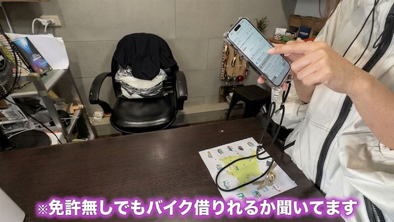 堀井裕在綠島民宿辦理入住時,坦承自己沒有國際駕照與台灣駕照,並透過Google翻譯向店家詢問租車事宜。(圖/翻攝自ゾロの台湾グルメYouTube)