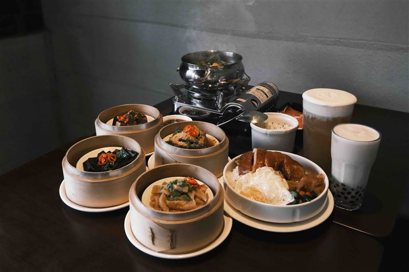 機關車庫Tea House 1917全新港式料理菜單,包括港式撈麵、燒臘飯等港式經典主食,還有個人鍋物。(圖/品牌業者提供)