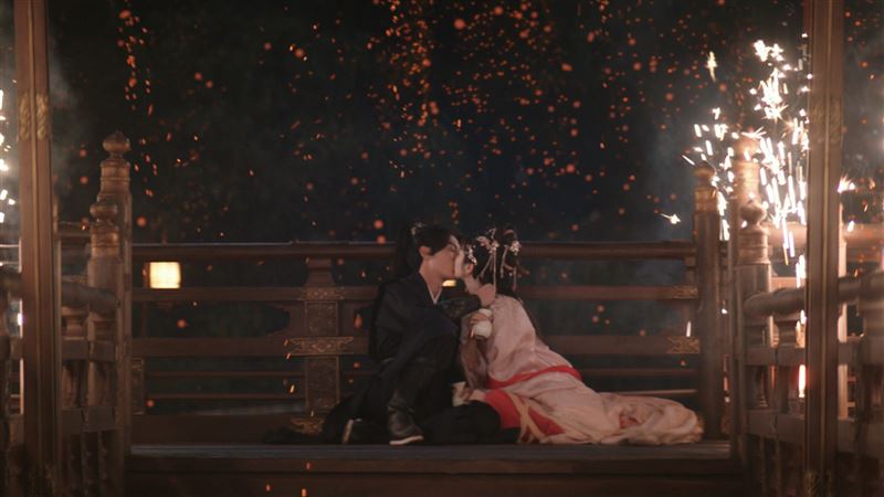 王鶴棣、田曦薇《大奉打更人》浪漫「煙火吻」遭導演要求重拍。(圖/中天綜合台提供)