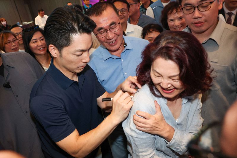 台北市長蔣萬安(前左)、國民黨新北市長參選人李四川(後中)30日晚間在頤品大飯店新莊晶冠館,出席雙北觀光產業中秋論壇,支持者向蔣萬安索取簽名