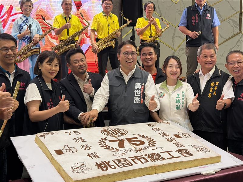 黃世杰、洪申翰與各位工會夥伴慶祝75周年。(圖/翻攝畫面)