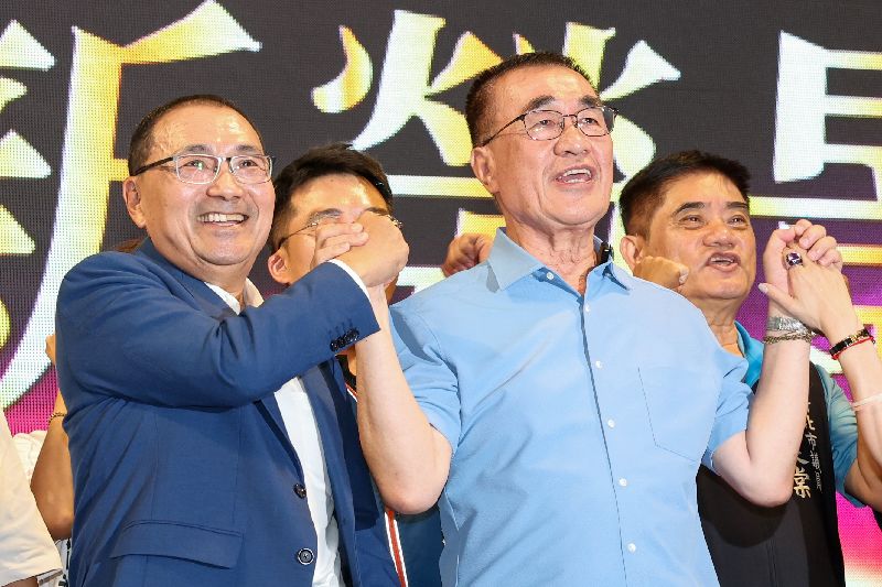 新北市長侯友宜(前左)、國民黨新北市長參選人李四川(前右)30日晚間出席雙北觀光產業中秋論壇,兩人呼口號拚勝選
