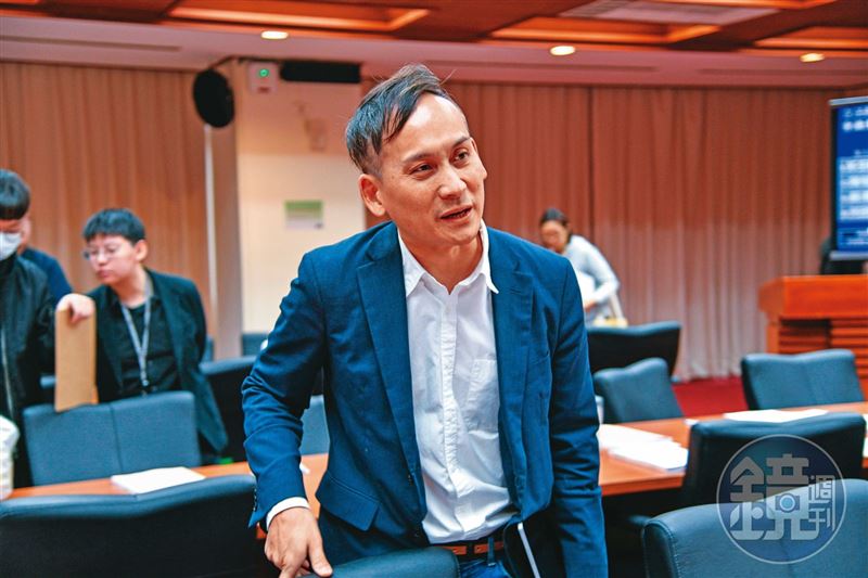 葉元之酸沈伯洋「這種智商為什麼可以選台北市長?」引發批評,他反批青鳥雙標