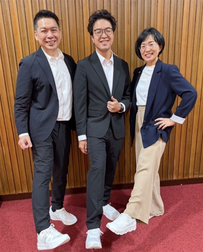 新會期開議日,李柏毅贈沈伯洋、蘇巧慧新鞋。(圖/翻攝李柏毅IG)