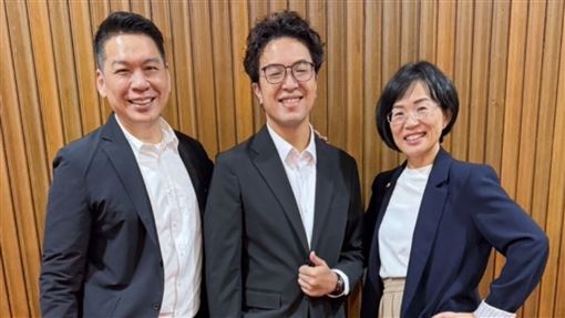 新會期開議日，李柏毅贈沈伯洋、蘇巧慧新鞋。（圖／翻攝李柏毅IG）