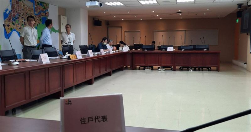 「基泰大直」坍塌案二次協調會,因總經理孫偉志家中有事人在國外,但市府堅持今日召開協調會,基泰則選擇不派員出席,以致協調會流局。(圖/受損戶提供)