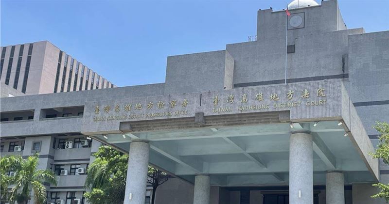高雄地院法官依「妨礙未滿18歲之人發育罪」,將毒害親女兒的鄭姓女子及其同居男友判刑七月,陳男轉讓禁藥部份,在判刑三月,可上訴