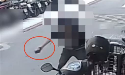 恐怖男「手持磚頭」砸擊！大樓玻璃碎裂