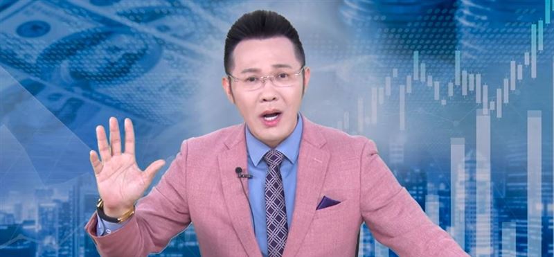 摩爾投顧投資長郭哲榮表示,自己先前投入逾1億元買進元大台灣50(0050),目前獲利已超過2200萬元。但他明確宣示10月絕不出清,更驚人地預言台股在 AI 浪潮帶動下,三年內有機會直衝10萬點大關!(圖/翻攝自YouTube)