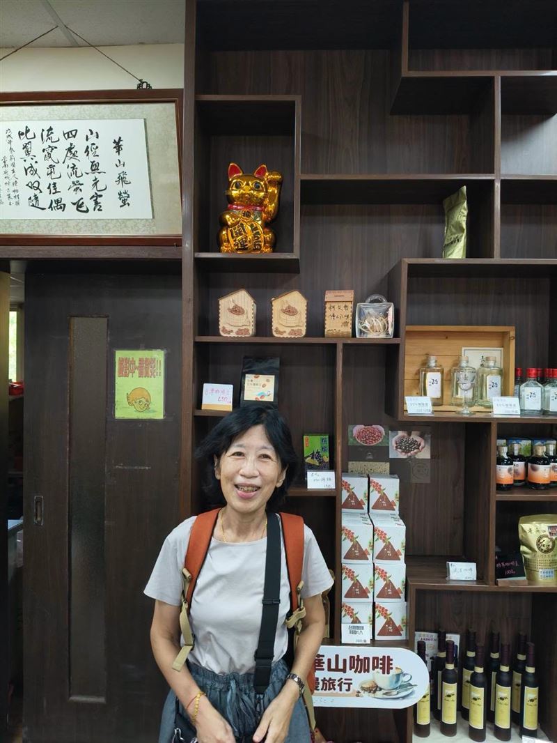 陳佩琪表示,到古坑國小旁的遊客休憩中心參觀,發現展示櫃中的一座木製文創小屋,還留著「柯文哲、陳佩琪 2020-07-12」的簽名。(圖/翻攝自陳佩琪臉書)